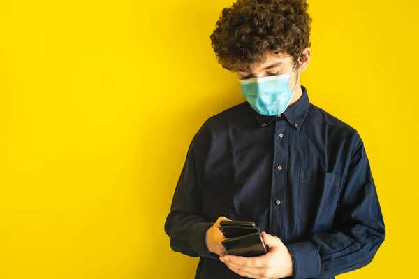 Söt Brun Lockigt Hår Pojke Med Mobiltelefon Gul Studio Bakgrund — Stockfoto