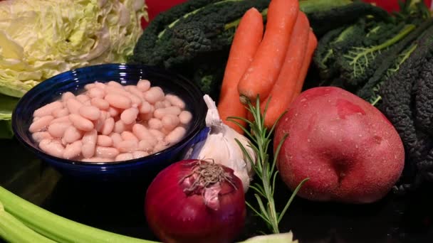 Gros Plan Sur Les Ingrédients Célèbre Soupe Toscane Appelée Ribollita — Video