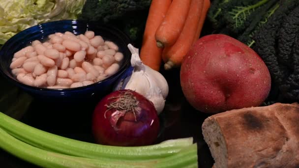 Gros Plan Sur Les Ingrédients Célèbre Soupe Toscane Appelée Ribollita — Video