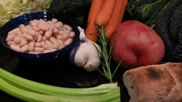 Primo Piano Sugli Ingredienti Famosa Zuppa Toscana Chiamata Ribollita Concetto — Video Stock