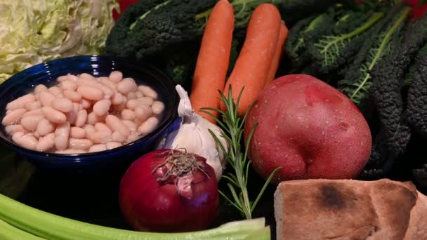 特写特写镜头拍摄著名的托斯卡纳汤的配料 称为里波利塔 含有新鲜和天然成份的健康营养概念 一只手加了根胡萝卜 做了个大拇指手势 — 图库视频影像