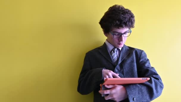 Ένα Νεαρό Καυκάσιο Αγόρι Γυαλιά Είναι Ντυμένο Κοστούμι Και Γραβάτα — Αρχείο Βίντεο
