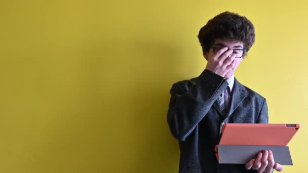 Молодий Кавказький Журналіст Робить Віддалене Інтерв Своєю Табличкою Оранжевим Покриттям — стокове відео