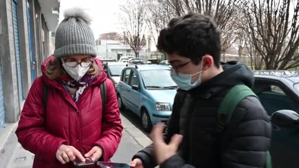 Μια Ομάδα Ανθρώπων Έχουν Μάσκες Για Προστατευτούν Από Coronavirus Μιλήσουν — Αρχείο Βίντεο
