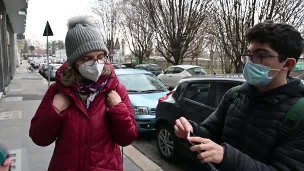 Grupo Pessoas Tem Máscaras Para Proteger Coronavírus Conversar Comparar Seus — Vídeo de Stock