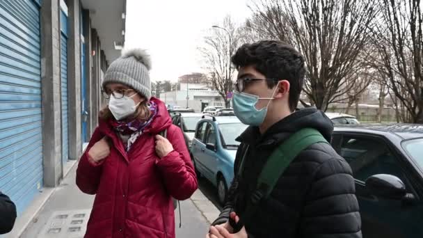 Groupe Gens Ont Des Masques Pour Protéger Coronavirus Parlent Debout — Video