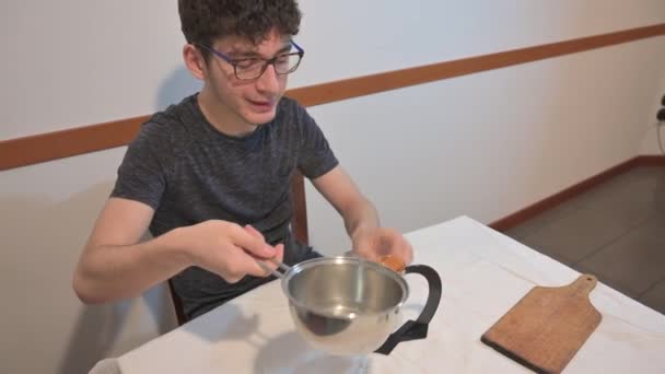 Een Woordvoerder Student Spreekt Tijdens Het Uitleggen Van Een Natuurkunde — Stockvideo