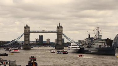 Londra, Birleşik Krallık, Haziran 2018. Londra Kulesi köprüsü, Londra köprüsü tarafından çekildi. Bulutlu bir gün, kara bulutlar geçiyor, çeşitli boyutlarda tekneler geçiyor..