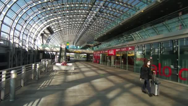 トリノ ピエモンテ イタリア 2021年3月 ポルタ スサ駅 コロナウイルスのパンデミックのため 駅は半無人である 現代のガラスの天蓋から 昼光は駅全体を照らす — ストック動画