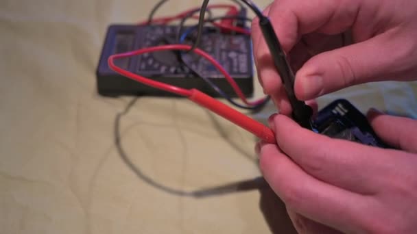 Tiro Perto Eletricista Revisando Uma Tomada Interruptor Controlado Bancada Trabalho — Vídeo de Stock