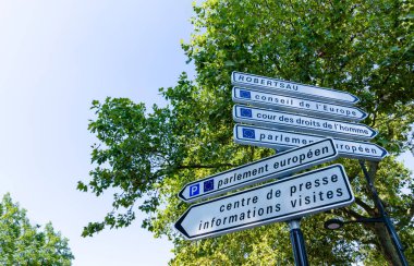 Strasbourg, Fransa, Ağustos 2019. Avrupa parlamentosu, ziyaretçi merkezi ve basın için bilgi yol tabelaları. Güzel bir yaz günü.