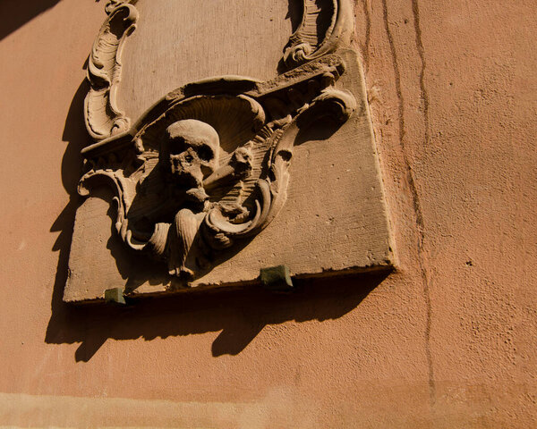 Страсбург, Франция, август 2019 года. Низкий рельеф с черепом на улице в историческом центре.