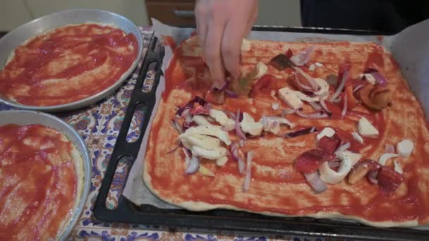 Gotowanie Pizzy Domowej Roboty Dolewając Pizzy Ręka Białego Człowieka Rozprowadza — Wideo stockowe