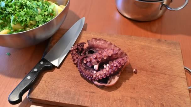 Domácí Příprava Chobotnicového Salátu Brambory Pánev Nad Řeznou Deskou Chobotnicí — Stock video