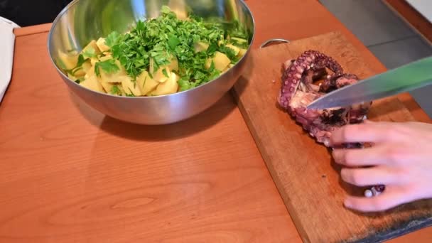 Homemade Preparation Octopus Salad Potatoes Approaching Footage Cutting Board Octopus — Stock Video