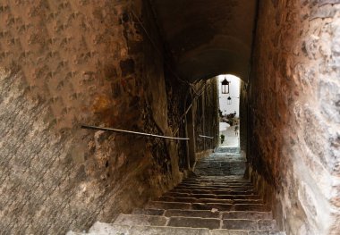Porto Venere, Liguria, İtalya. Haziran 2020. Şairler Körfezi, adını İngiliz şair ve diplomat Lord Byron 'dan alan ünlü Byron Mağarası' na bakıyor. İnsanlar banyo yapıyor, güneşli bir gün..
