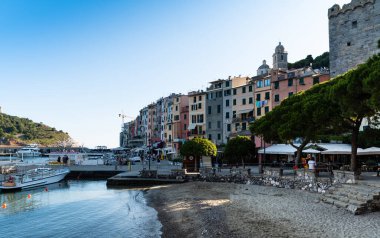 Porto Venere, Liguria, İtalya. Haziran 2020. Limana bakan eski kasabanın renkli evlerinin büyüleyici kentsel manzarası var. Güzel bir yaz günü.