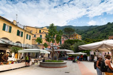 Monterosso, Liguria, İtalya. Haziran 2020. Pazar, köyün tarihi merkezinin meydanında gerçekleşiyor: insanlar alışveriş yapmak için tezgahların yakınındalar. Güzel güneşli bir gün..