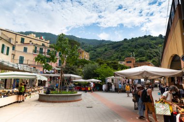 Monterosso, Liguria, İtalya. Haziran 2020. Pazar, köyün tarihi merkezinin meydanında gerçekleşiyor: insanlar alışveriş yapmak için tezgahların yakınındalar. Güzel güneşli bir gün..