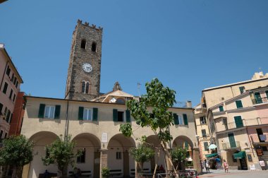 Monterosso, Liguira, İtalya. Haziran 2020. Köyün tarihi merkezinde antik saat kulesi sahnenin hakimi. Güzel bir yaz günü.