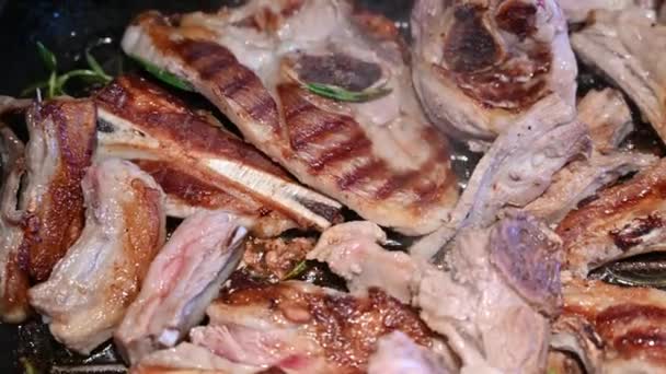 烤羊肉的平底锅的特写镜头迷迭香针可被识别为香料 典型的复活节地中海菜肴 — 图库视频影像