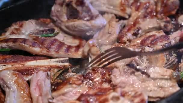 Närbild Stekpanna Där Lammet Grillats Med Gaffel Kontrolleras Tillagningen Genom — Stockvideo