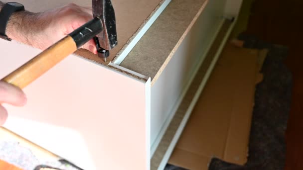 Detailní Záběry Hřebíku Který Zatlučený Kusu Nábytku Domácí Diy Koncept — Stock video