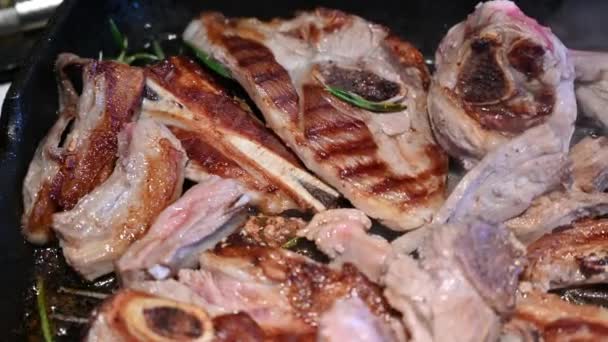 烤羊肉的平底锅的特写镜头 蒸汽上升 你可以看到肉发出刺耳的声音 典型的复活节地中海菜肴 — 图库视频影像