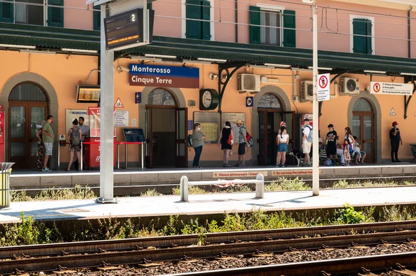 Monterosso Itália Junho 2020 Estação Ferroviária Evidência Sinal Azul Com — Fotografia de Stock