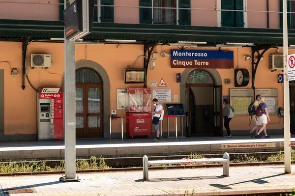 Monterosso Italien Juni 2020 Järnvägsstationen Som Bevis Den Blå Skylten — Stockfoto