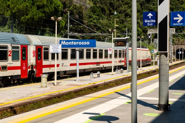 Monterosso Itália Junho 2020 Comboio Trânsito Estação Ferroviária Evidência Sinal — Fotografia de Stock