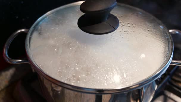 Imagen Cerca Una Cacerola Donde Cocina Pasta Forma Espuma Hasta — Vídeos de Stock