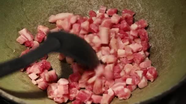 Gros Plan Sur Une Poêle Bacon Coupé Dés Est Doré — Video