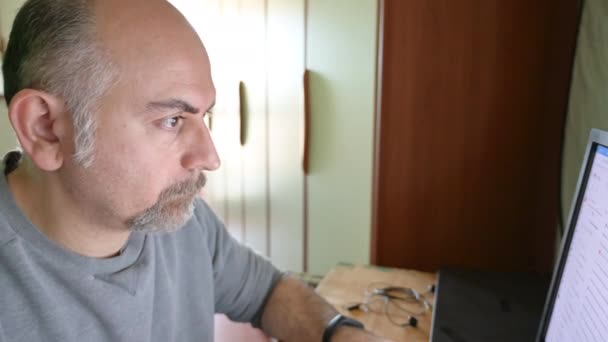 Potret Seorang Pria Kaukasia Paruh Baya Yang Bekerja Dari Rumah — Stok Video