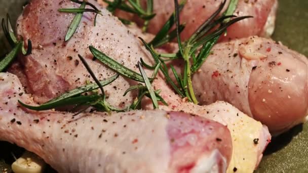 Gros Plan Des Cuisses Poulet Dorées Dans Une Casserole Assaisonnées — Video