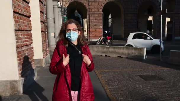 Filmación Una Mujer Mediana Edad Caminando Relajada Plaza Castello Turín — Vídeos de Stock