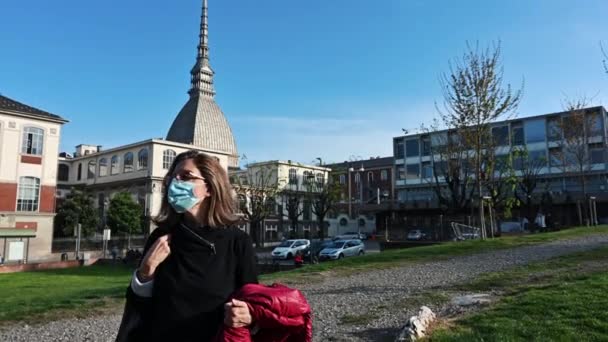 Una Mujer Caucásica Mediana Edad Camina Parque Turín Italia Detrás — Vídeos de Stock