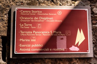 Corniglia, Liguria, İtalya. Haziran 2020. Köyün ana ilgi alanları hakkında turist bilgilendirme tabelası.
