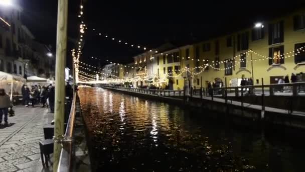 伦巴第 意大利December 2017 夜生活沿着Naviglio Grande 对于想在这个城市享受夜晚的人来说 这是一个参考点 人们沿着运河两岸散步 — 图库视频影像