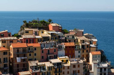 Manarola, Liguria, İtalya. Haziran 2020. Deniz kenarı köyünün muhteşem manzarası. Deniz kenarındaki kayalara dayanan renkli evler özellikle büyüleyici ve karakteristik. Güzel bir yaz günü.
