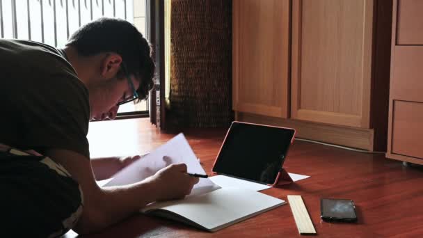 Chico Caucásico Agradable Lindo Está Haciendo Tarea Estudiando Parquet Habitación — Vídeos de Stock