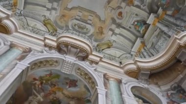 Torino, Piedmont, İtalya. Mayıs 2021. Kraliçe 'nin villasının büyüleyici tavanlarının döndüğü görüntüler: fresklerin parlak ve canlı renkleri var..