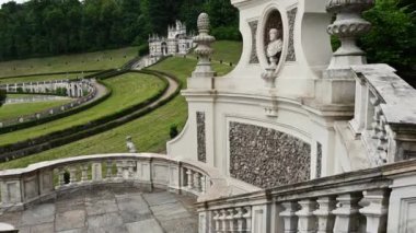 Torino, Piedmont, İtalya. Mayıs 2021. POV görüntüleri, Kraliçe 'nin villasının büyüleyici bahçelerine doğru merdivenlerden iniyor. Bahar günü.