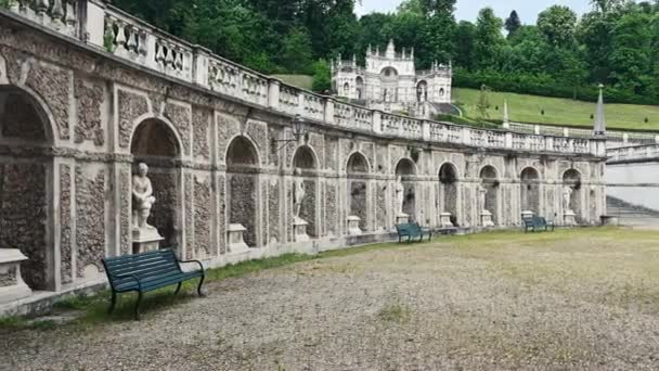 トリノ ピエモンテ イタリア 2021年5月 女王の別荘の素晴らしい庭園のパンの映像 雲がある春の日 — ストック動画