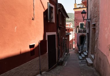 Lerici, Liguria, İtalya. Haziran 2020. Tarihi köyün sokakları renkli evleri ve denize bakan manzaralı büyüleyici görüntüler sunuyor. Güzel bir yaz günü. Kimse..
