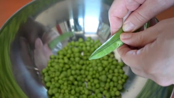 Las Manos Masculinas Caen Los Guisantes Vaina Dejan Caer Una — Vídeo de stock