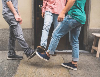 Üç arkadaş bir şaraphanenin önünde buluşur. Koronavirüsün yayılmasını önlemek için yeni bir selamlama. El sıkışmak yerine, ayaklarını birbirine vuruyorlar. Yeni normal kavramı, koronavirüsle savaş.