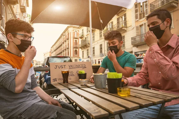 Tre Vänner Väg Att Sänka Sina Masker För Att Dricka — Stockfoto