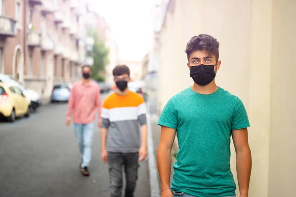 Vänner Grupp Promenader City Street Med Skyddande Svart Ansiktsmask Det — Stockfoto