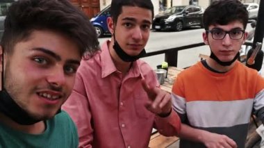 Coronavirus tecridinden sonra üç arkadaş bir gezide içiyorlar. Grup selfie 'si çekiyorlar. Arkadaşlık kavramı, yeni normal, salgın kavgası. Ortanca çocuğa odaklan..